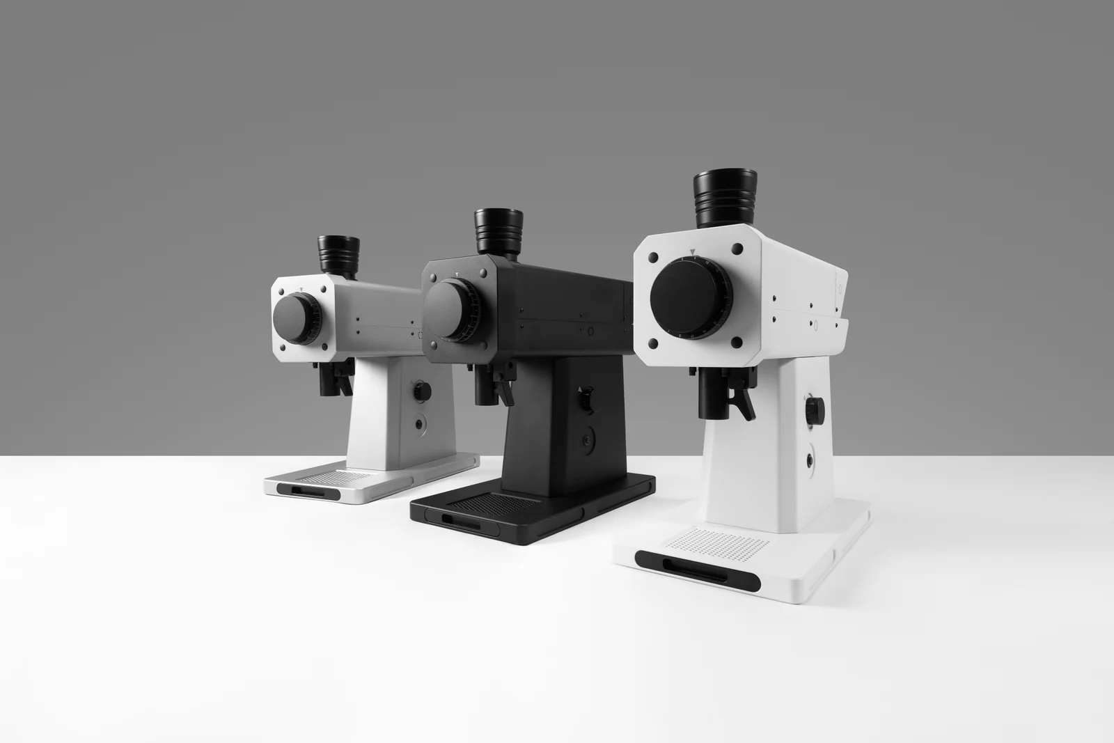 Black and white grinders from the FM flat-burr series